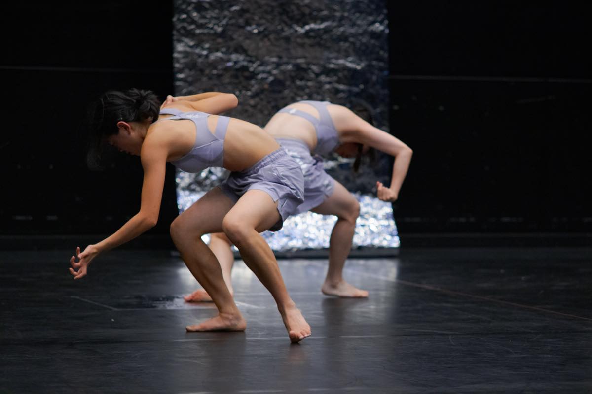 Dance Base Yokohama Wings 『R/evolution(s)』2025年愛知芸術劇場での初演の舞台&copy;HATORI Naoshi　写真提供：Dance Base Yokohama
