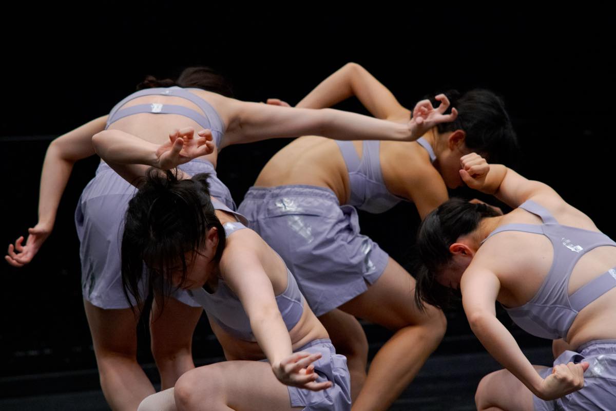 Dance Base Yokohama Wings 『R/evolution(s)』2025年愛知芸術劇場での初演の舞台&copy;HATORI Naoshi　写真提供：Dance Base Yokohama