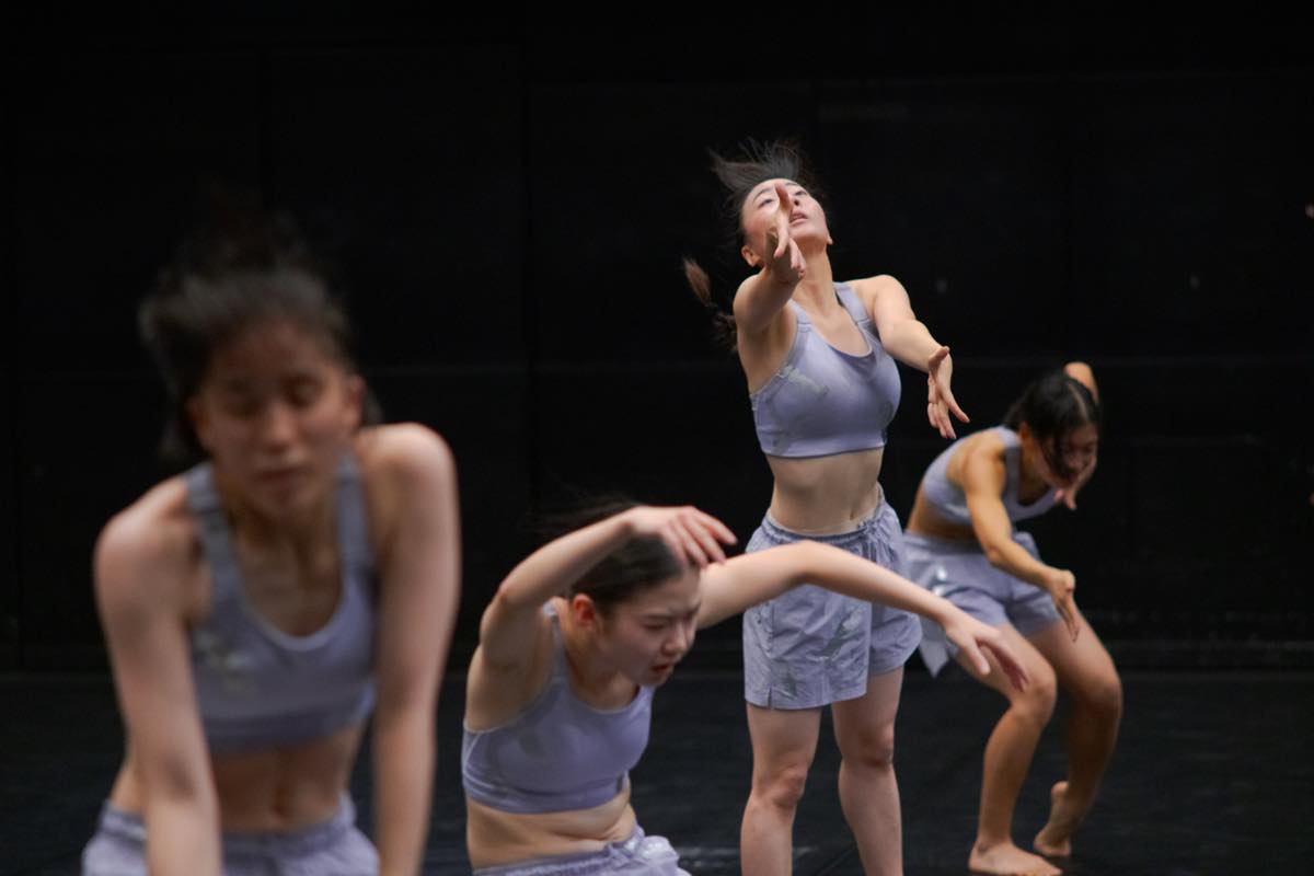 Dance Base Yokohama Wings 『R/evolution(s)』2025年愛知芸術劇場での初演の舞台&copy;HATORI Naoshi　写真提供：Dance Base Yokohama