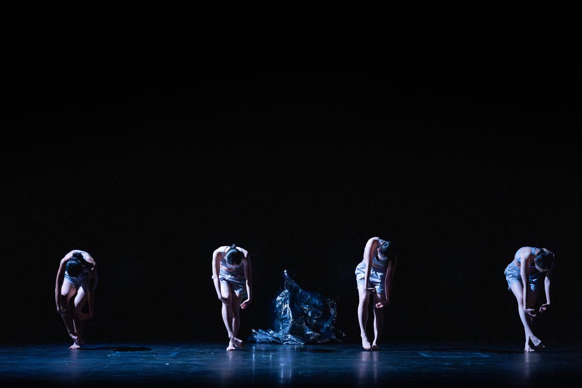 Dance Base Yokohama Wings 『R/evolution(s)』2025年愛知芸術劇場での初演の舞台&copy;Ethan Volberg　写真提供：Dance Base Yokohama