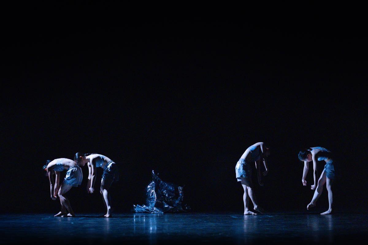 Dance Base Yokohama Wings 『R/evolution(s)』2025年愛知芸術劇場での初演の舞台&copy;Ethan Volberg　写真提供：Dance Base Yokohama