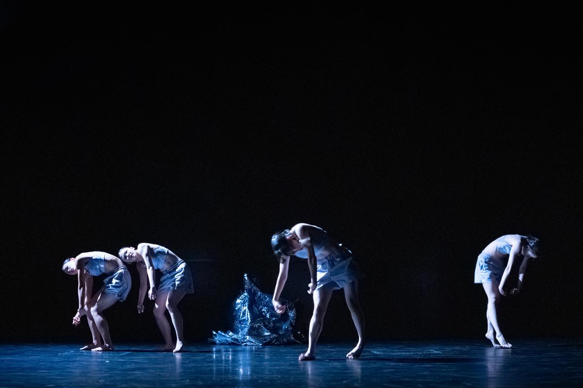 Dance Base Yokohama Wings 『R/evolution(s)』2025年愛知芸術劇場での初演の舞台&copy;Ethan Volberg　写真提供：Dance Base Yokohama