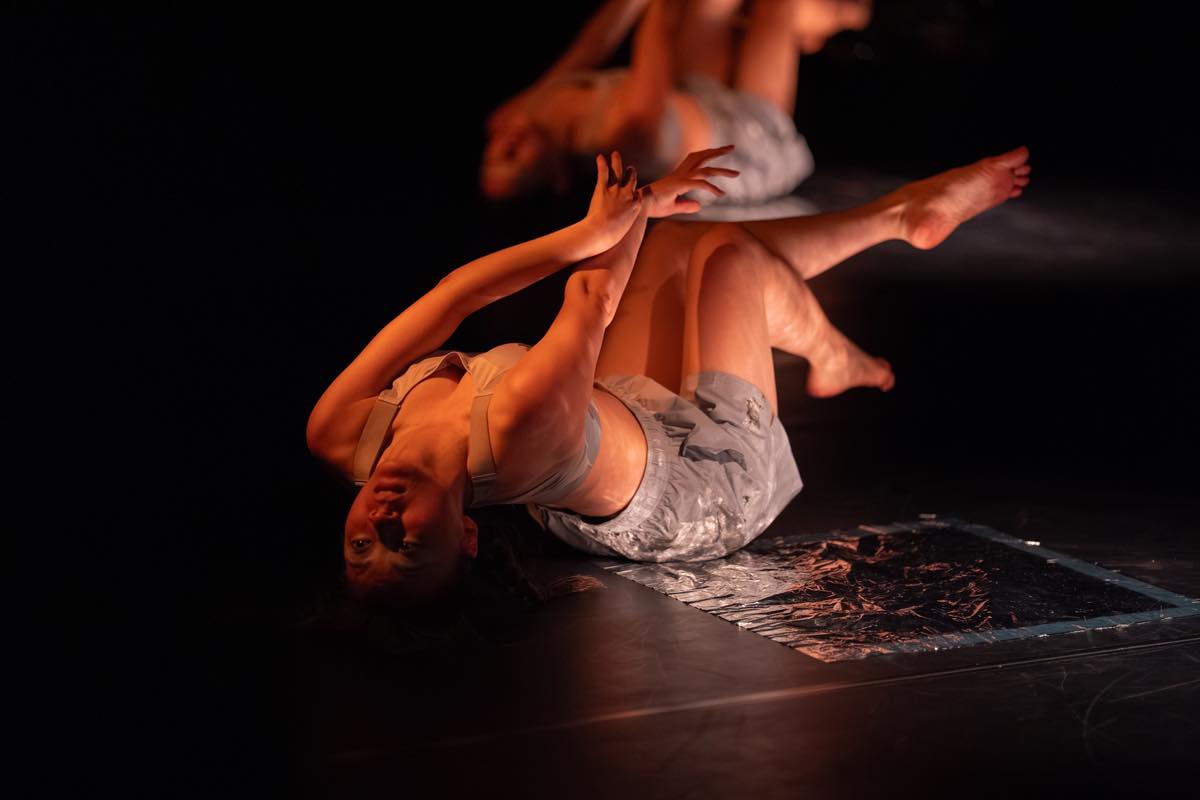 Dance Base Yokohama Wings 『R/evolution(s)』2025年愛知芸術劇場での初演の舞台&copy;Ethan Volberg　写真提供：Dance Base Yokohama