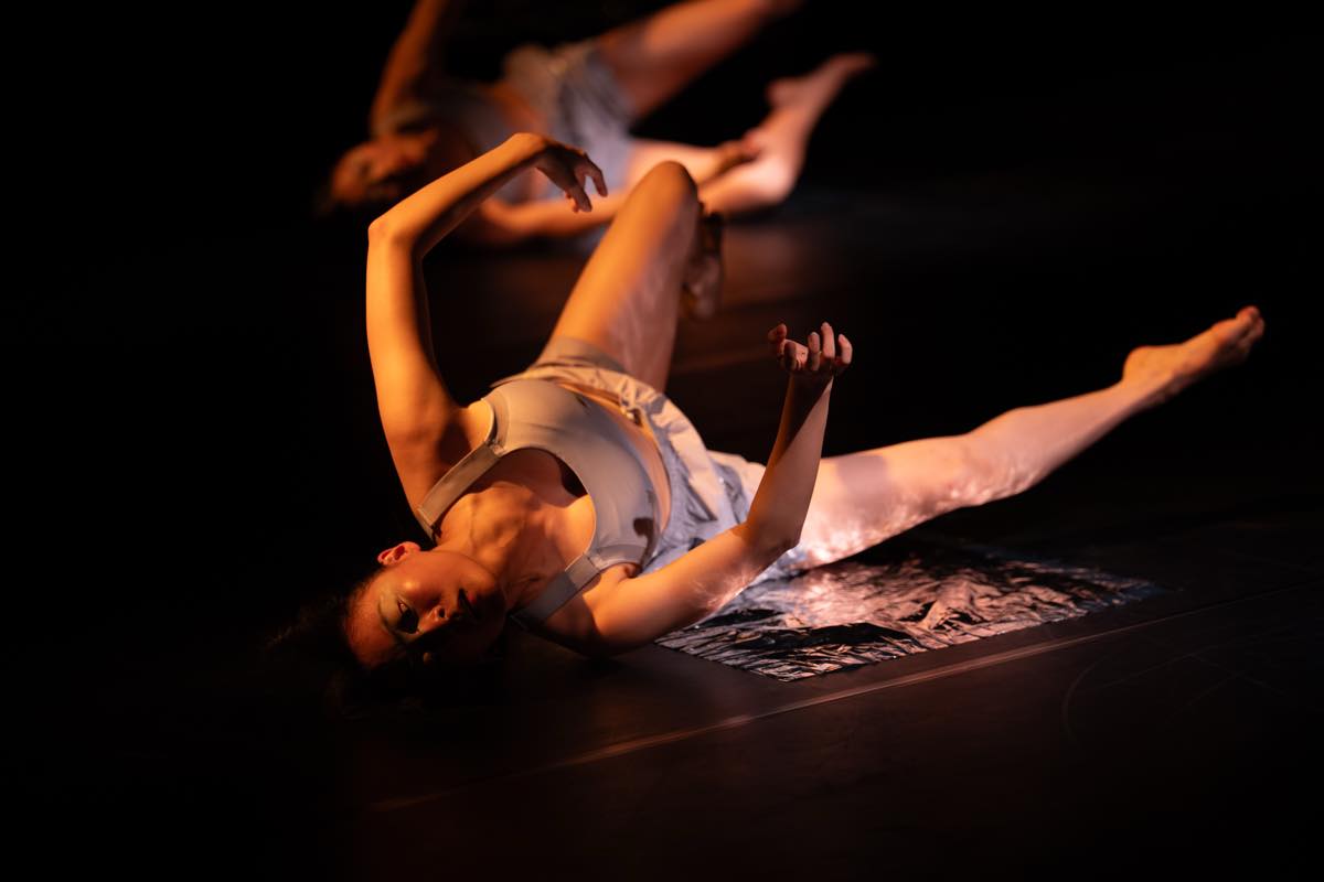 Dance Base Yokohama Wings 『R/evolution(s)』2025年愛知芸術劇場での初演の舞台&copy;Ethan Volberg　写真提供：Dance Base Yokohama