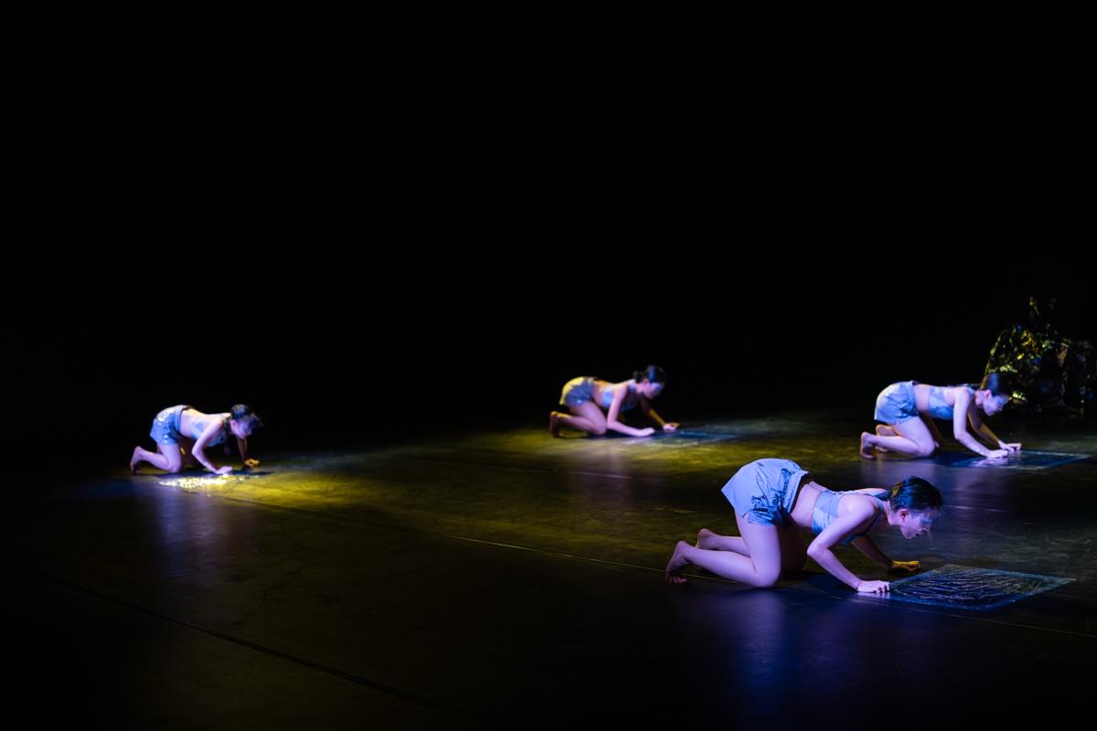Dance Base Yokohama Wings 『R/evolution(s)』2025年愛知芸術劇場での初演の舞台&copy;Ethan Volberg　写真提供：Dance Base Yokohama