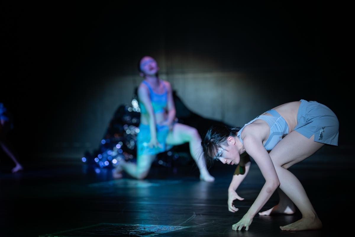 Dance Base Yokohama Wings 『R/evolution(s)』2025年愛知芸術劇場での初演の舞台&copy;Ethan Volberg　写真提供：Dance Base Yokohama
