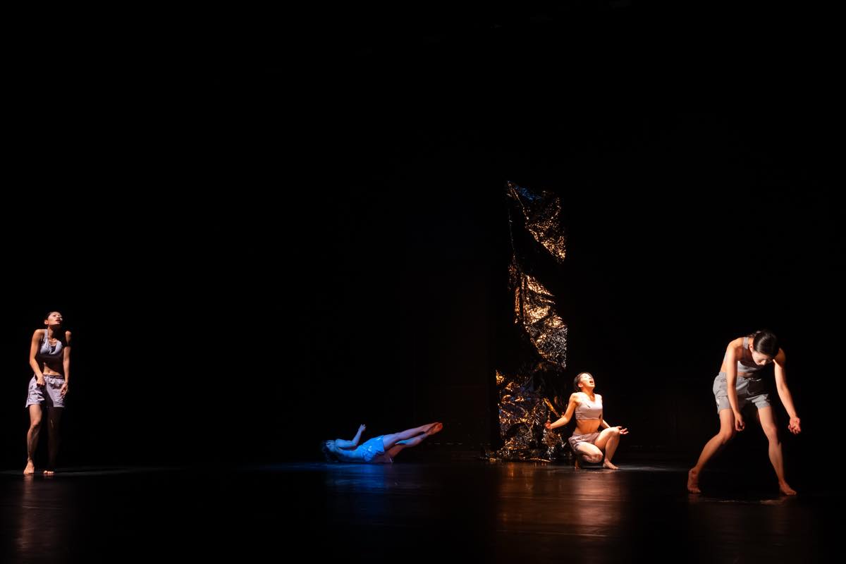Dance Base Yokohama Wings 『R/evolution(s)』2025年愛知芸術劇場での初演の舞台&copy;Ethan Volberg　写真提供：Dance Base Yokohama