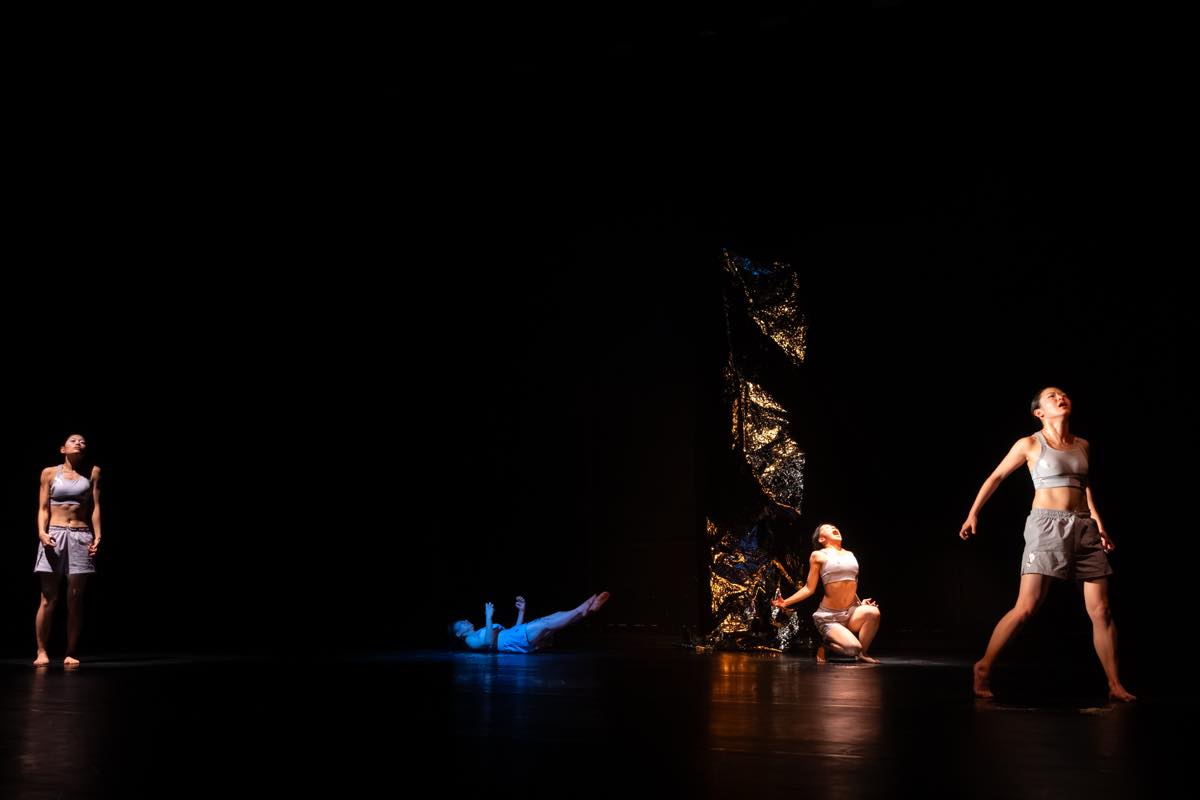 Dance Base Yokohama Wings 『R/evolution(s)』2025年愛知芸術劇場での初演の舞台&copy;Ethan Volberg　写真提供：Dance Base Yokohama