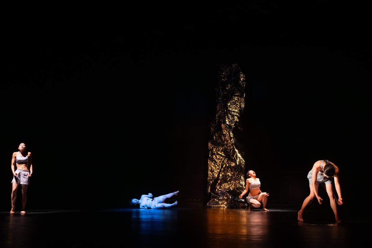 Dance Base Yokohama Wings 『R/evolution(s)』2025年愛知芸術劇場での初演の舞台&copy;Ethan Volberg　写真提供：Dance Base Yokohama