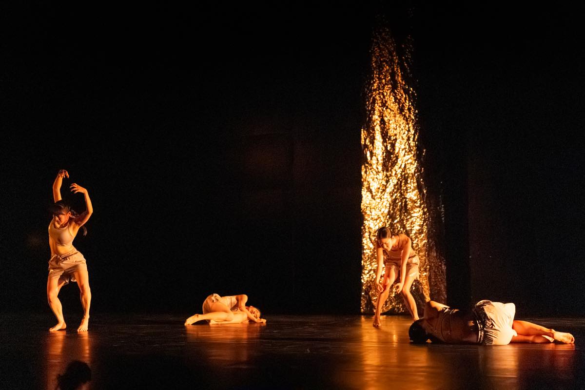 Dance Base Yokohama Wings 『R/evolution(s)』2025年愛知芸術劇場での初演の舞台&copy;Ethan Volberg　写真提供：Dance Base Yokohama