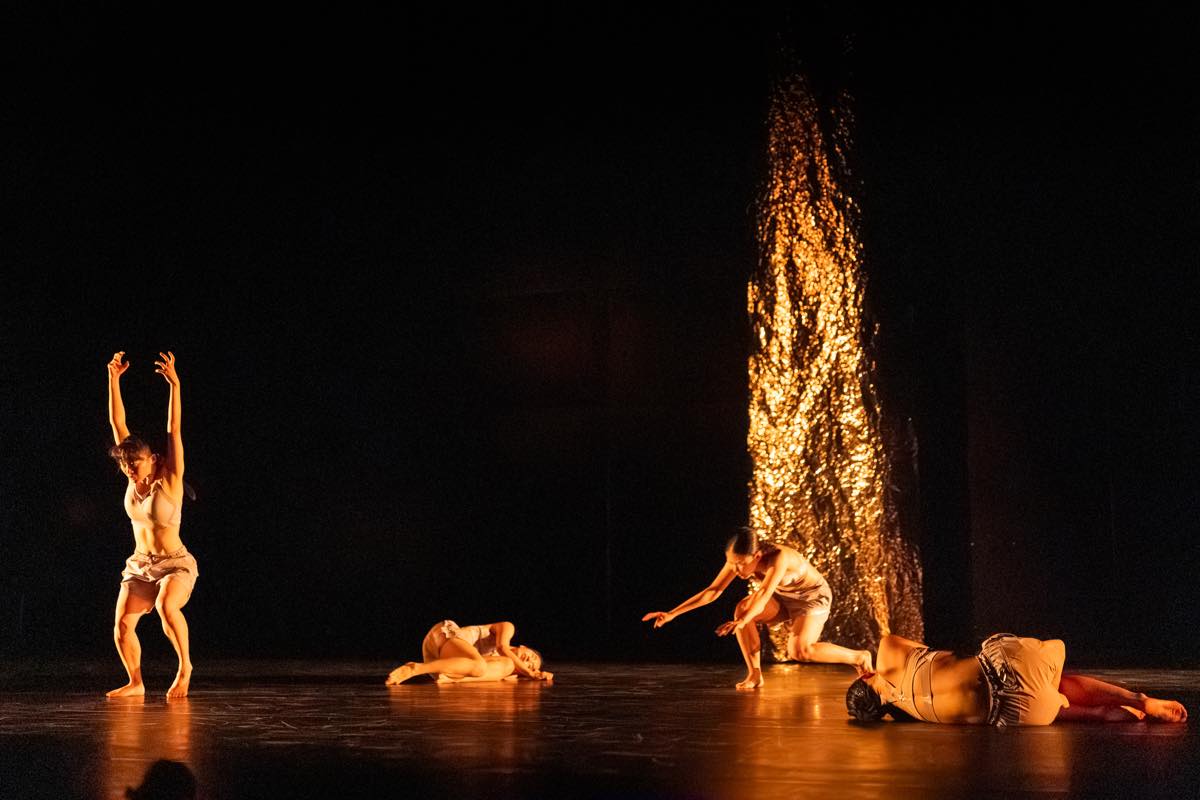 Dance Base Yokohama Wings 『R/evolution(s)』2025年愛知芸術劇場での初演の舞台&copy;Ethan Volberg　写真提供：Dance Base Yokohama