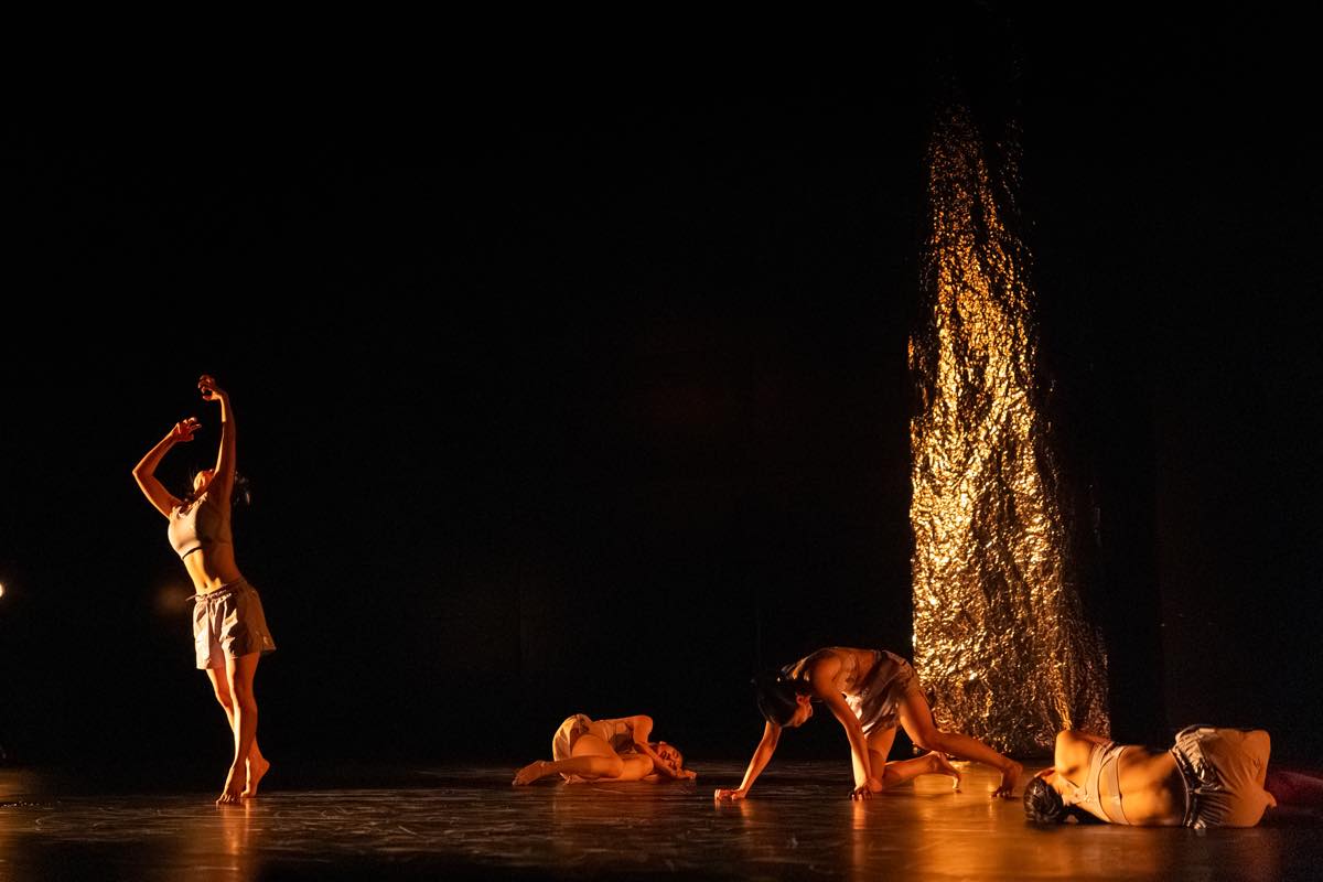 Dance Base Yokohama Wings 『R/evolution(s)』2025年愛知芸術劇場での初演の舞台&copy;Ethan Volberg　写真提供：Dance Base Yokohama