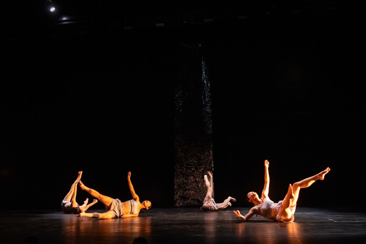 Dance Base Yokohama Wings 『R/evolution(s)』2025年愛知芸術劇場での初演の舞台&copy;Ethan Volberg　写真提供：Dance Base Yokohama