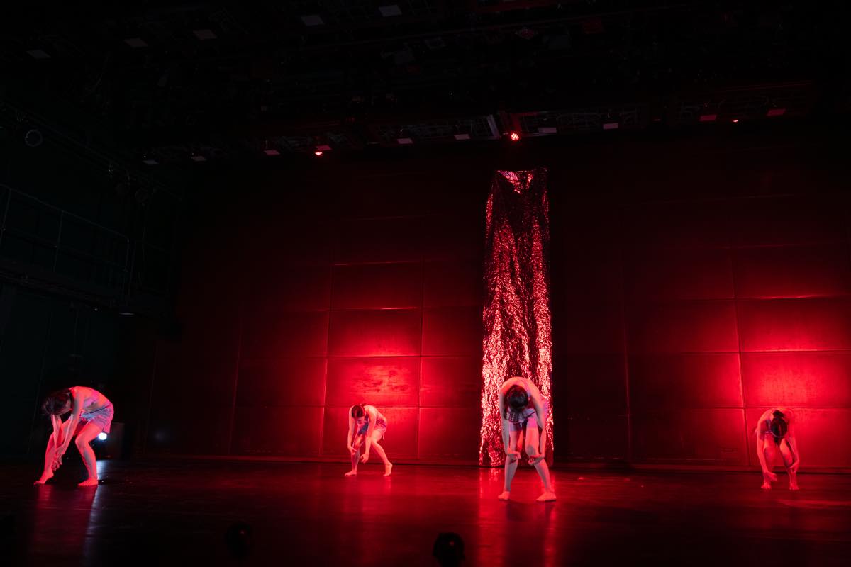 Dance Base Yokohama Wings 『R/evolution(s)』2025年愛知芸術劇場での初演の舞台&copy;Ethan Volberg　写真提供：Dance Base Yokohama