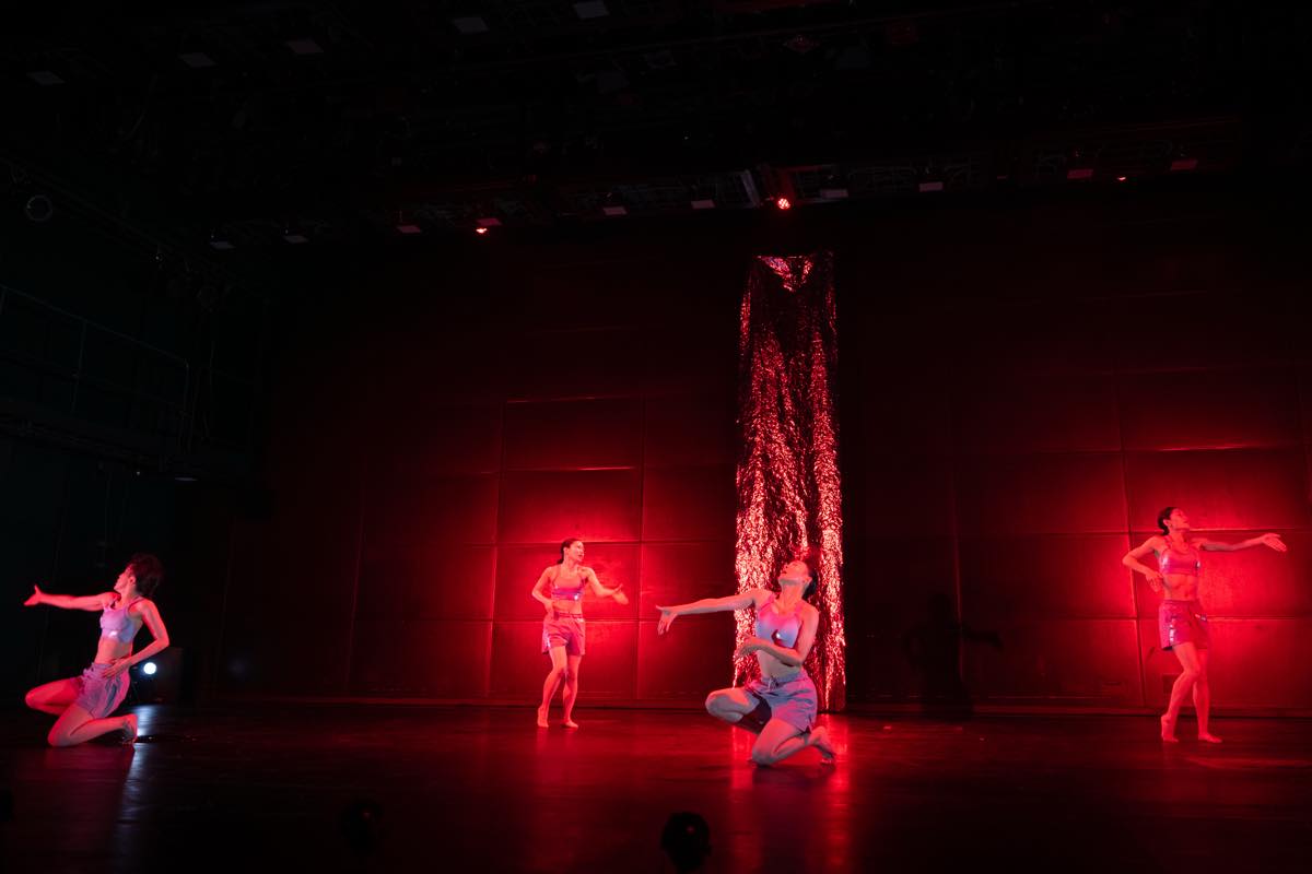 Dance Base Yokohama Wings 『R/evolution(s)』2025年愛知芸術劇場での初演の舞台&copy;Ethan Volberg　写真提供：Dance Base Yokohama