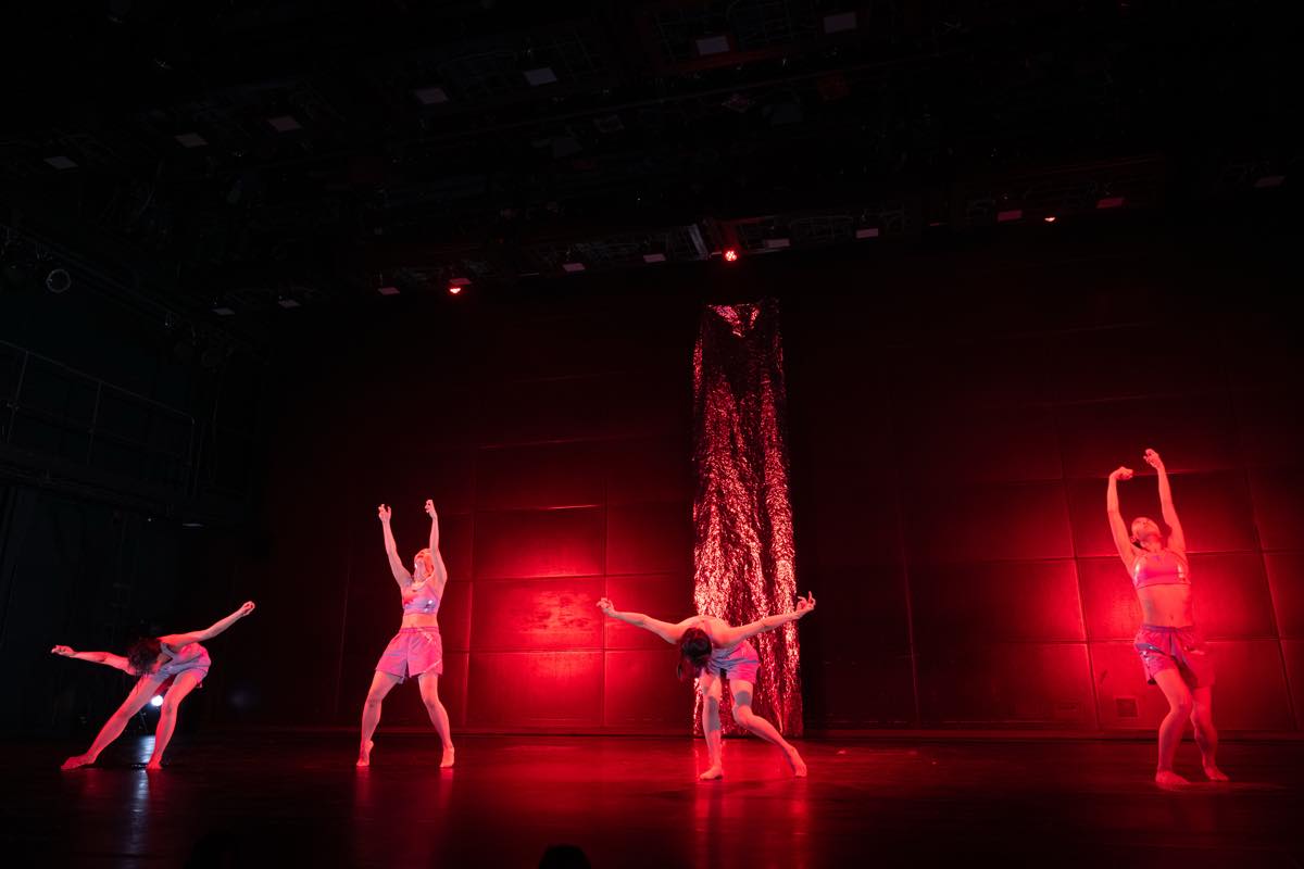 Dance Base Yokohama Wings 『R/evolution(s)』2025年愛知芸術劇場での初演の舞台&copy;Ethan Volberg　写真提供：Dance Base Yokohama