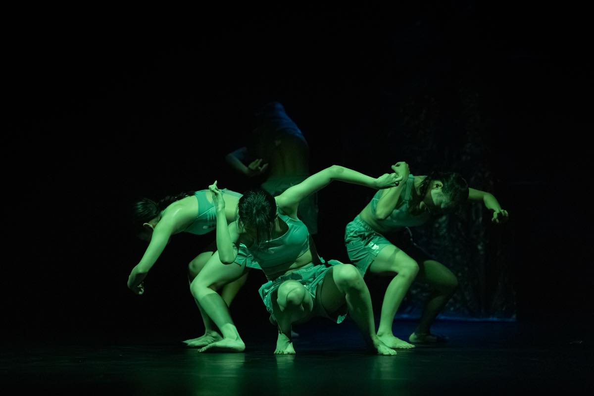 Dance Base Yokohama Wings 『R/evolution(s)』2025年愛知芸術劇場での初演の舞台&copy;Ethan Volberg　写真提供：Dance Base Yokohama