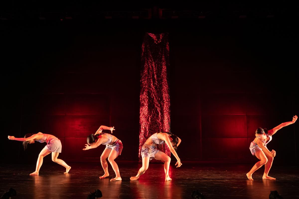 Dance Base Yokohama Wings 『R/evolution(s)』2025年愛知芸術劇場での初演の舞台&copy;Ethan Volberg　写真提供：Dance Base Yokohama