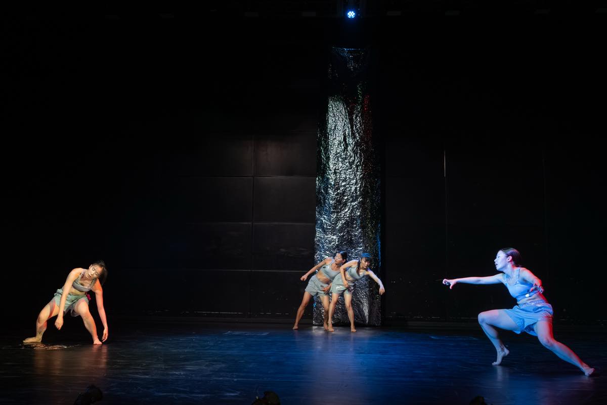 Dance Base Yokohama Wings 『R/evolution(s)』2025年愛知芸術劇場での初演の舞台&copy;Ethan Volberg　写真提供：Dance Base Yokohama