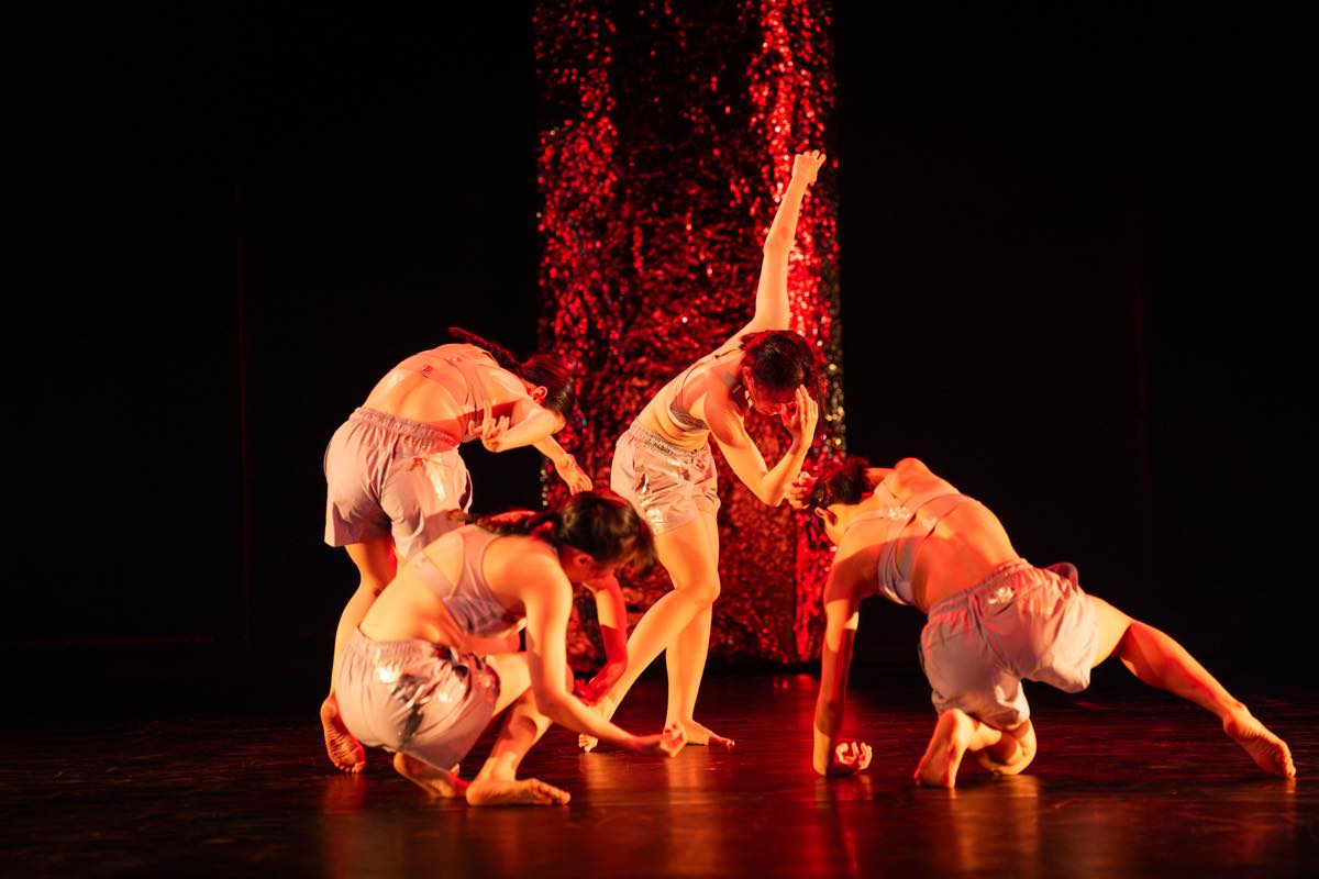 Dance Base Yokohama Wings 『R/evolution(s)』2025年愛知芸術劇場での初演の舞台&copy;Ethan Volberg　写真提供：Dance Base Yokohama