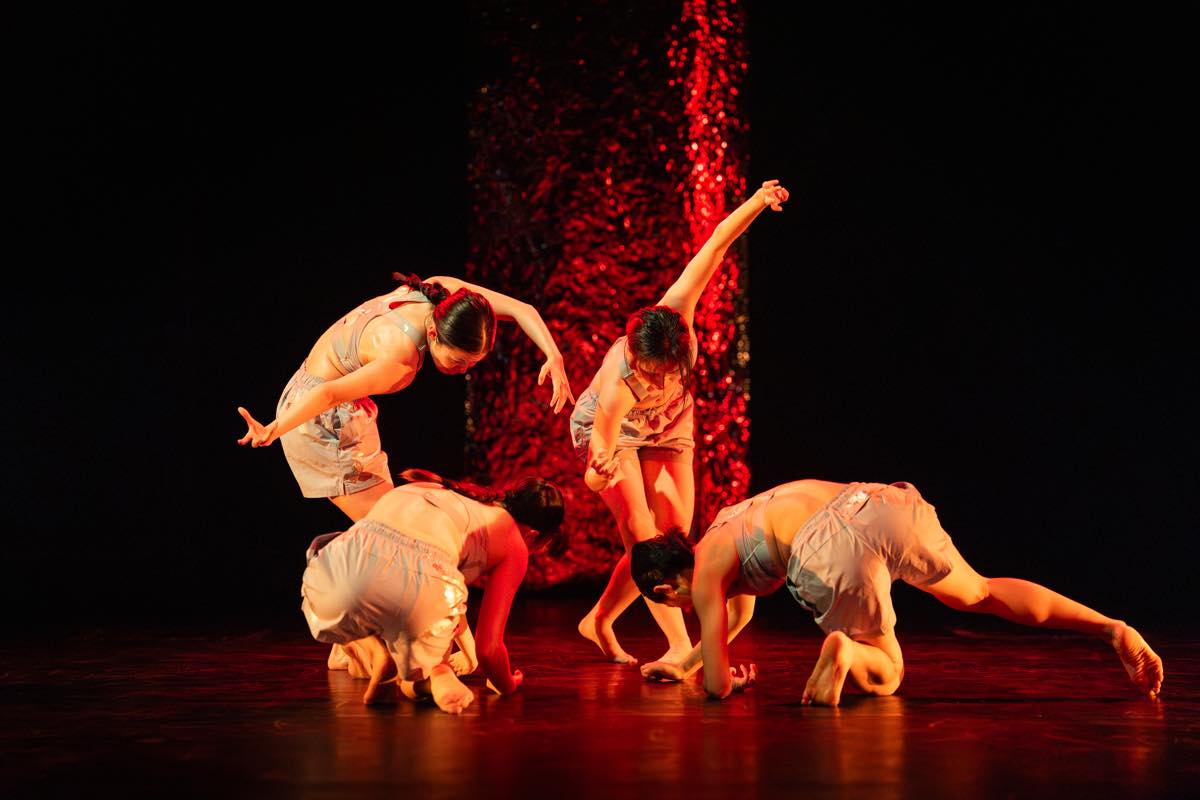 Dance Base Yokohama Wings 『R/evolution(s)』2025年愛知芸術劇場での初演の舞台&copy;Ethan Volberg　写真提供：Dance Base Yokohama
