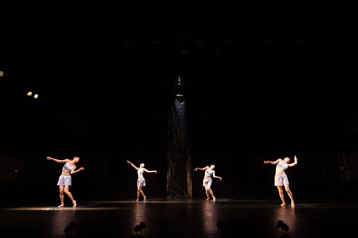 Dance Base Yokohama Wings 『R/evolution(s)』2025年愛知芸術劇場での初演の舞台&copy;Ethan Volberg　写真提供：Dance Base Yokohama