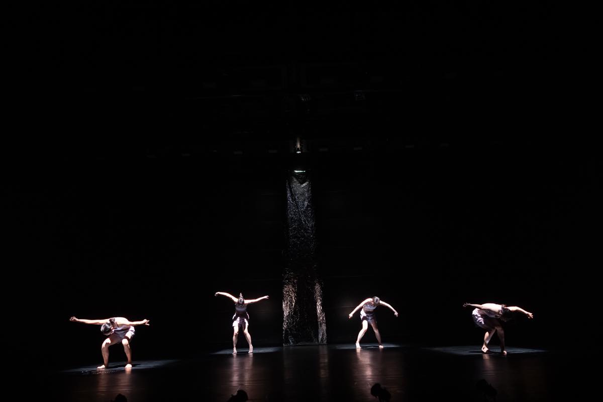 Dance Base Yokohama Wings 『R/evolution(s)』2025年愛知芸術劇場での初演の舞台&copy;Ethan Volberg　写真提供：Dance Base Yokohama