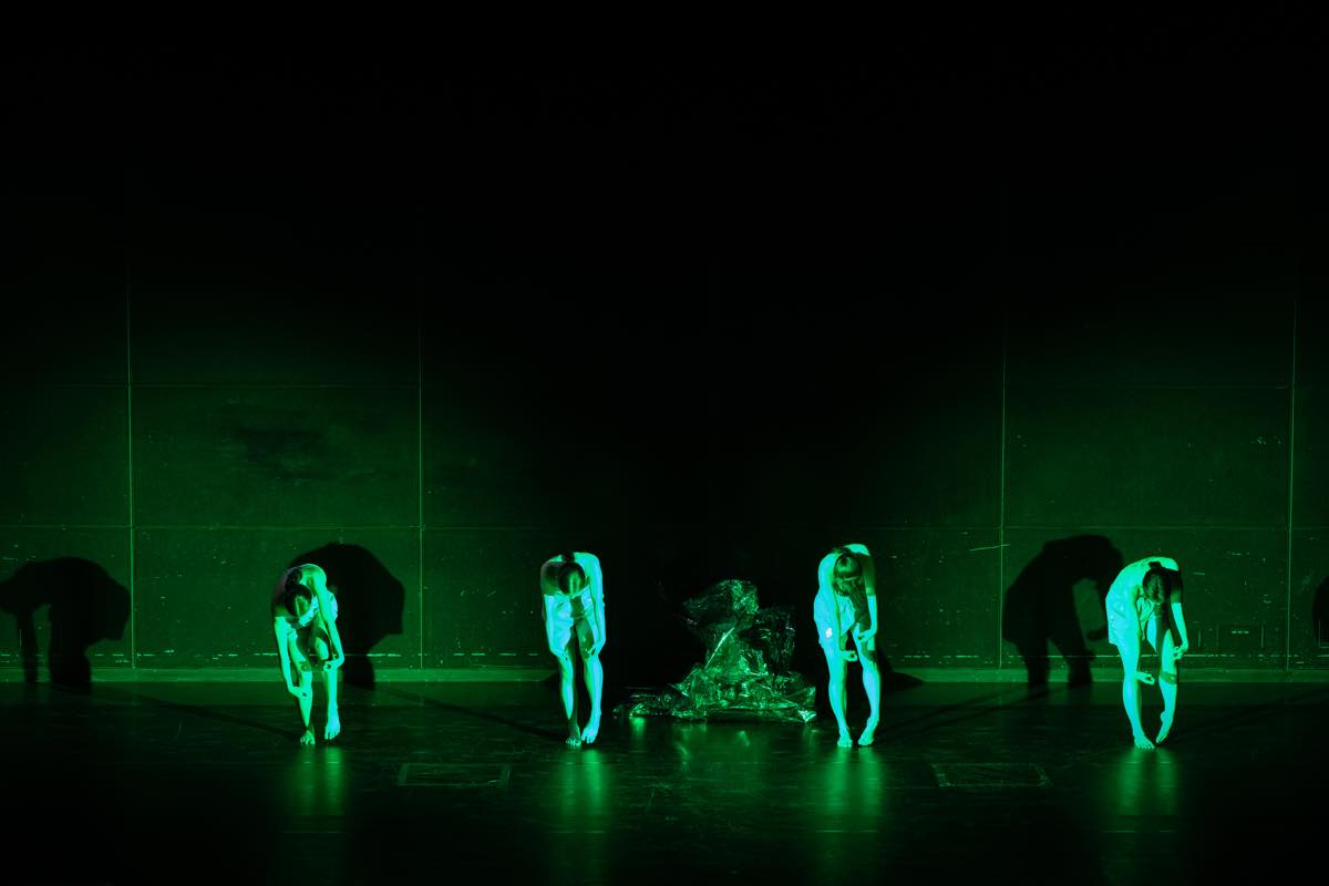 Dance Base Yokohama Wings 『R/evolution(s)』2025年愛知芸術劇場での初演の舞台&copy;Ethan Volberg　写真提供：Dance Base Yokohama