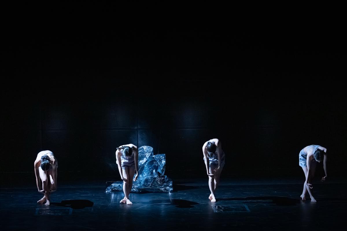 Dance Base Yokohama Wings 『R/evolution(s)』2025年愛知芸術劇場での初演の舞台&copy;Ethan Volberg　写真提供：Dance Base Yokohama