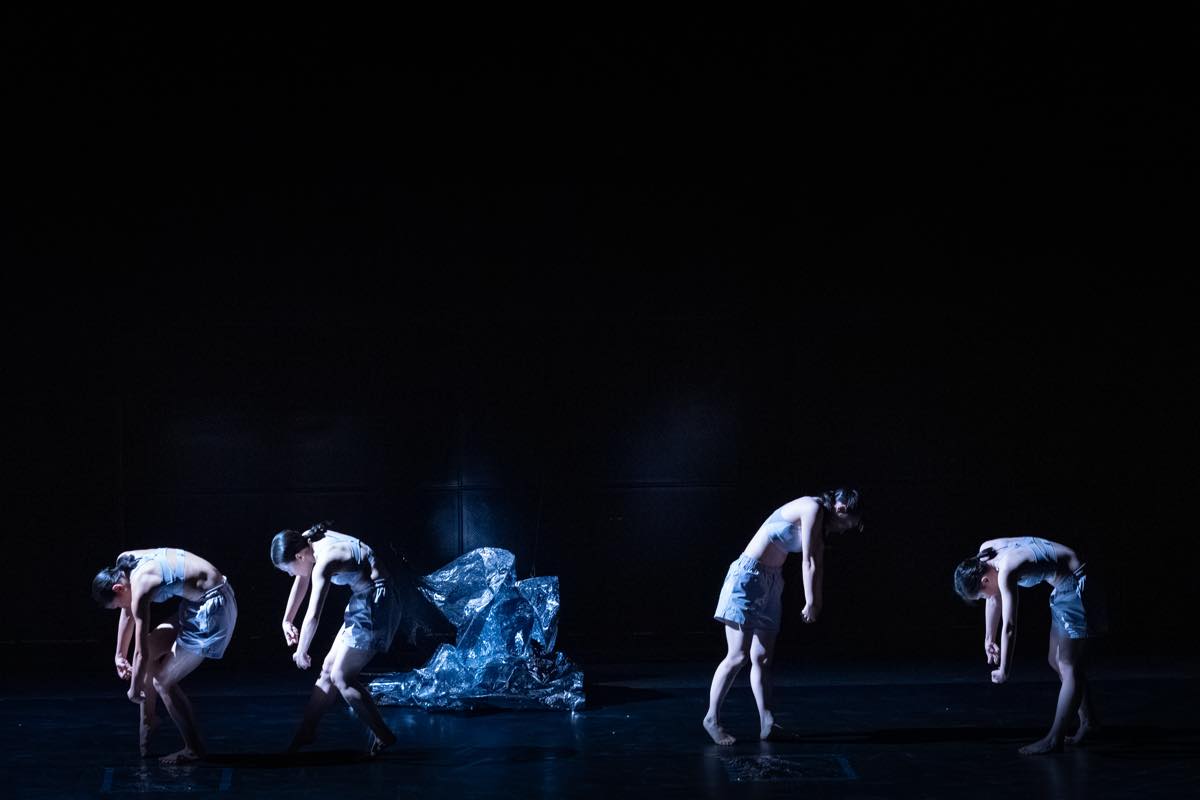 Dance Base Yokohama Wings 『R/evolution(s)』2025年愛知芸術劇場での初演の舞台&copy;Ethan Volberg　写真提供：Dance Base Yokohama