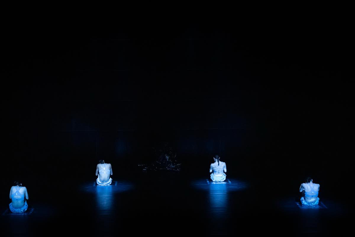 Dance Base Yokohama Wings 『R/evolution(s)』2025年愛知芸術劇場での初演の舞台&copy;Ethan Volberg　写真提供：Dance Base Yokohama