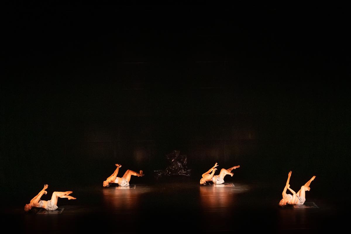 Dance Base Yokohama Wings 『R/evolution(s)』2025年愛知芸術劇場での初演の舞台&copy;Ethan Volberg　写真提供：Dance Base Yokohama