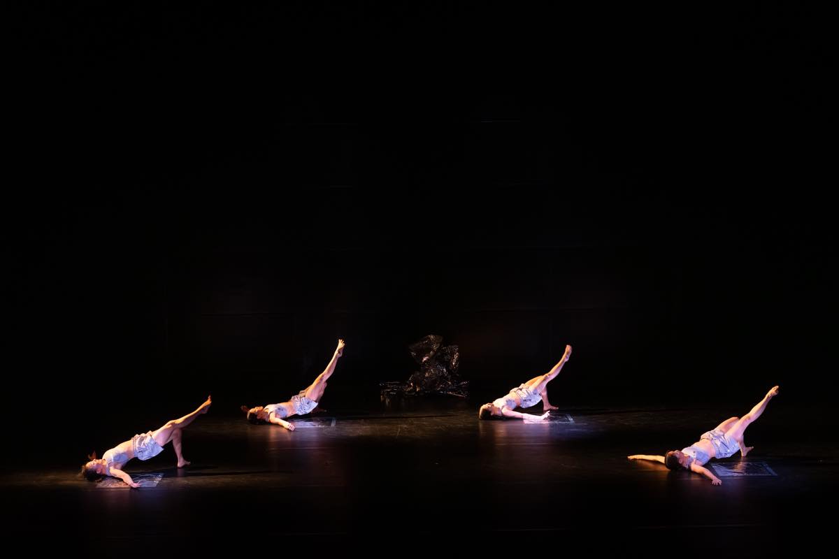 Dance Base Yokohama Wings 『R/evolution(s)』2025年愛知芸術劇場での初演の舞台&copy;Ethan Volberg　写真提供：Dance Base Yokohama