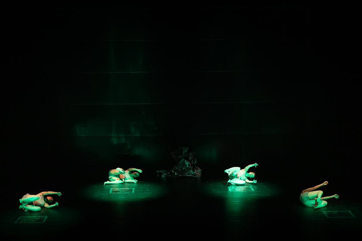 Dance Base Yokohama Wings 『R/evolution(s)』2025年愛知芸術劇場での初演の舞台&copy;Ethan Volberg　写真提供：Dance Base Yokohama