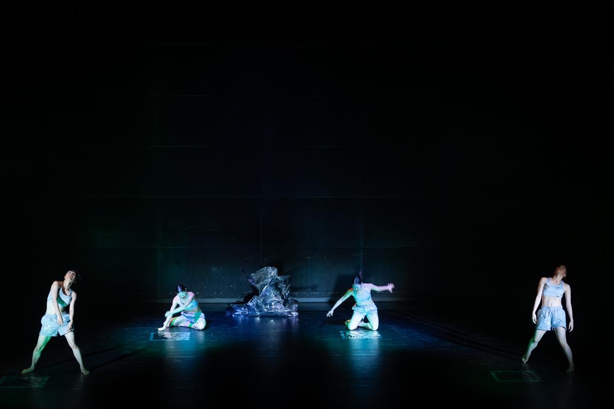 Dance Base Yokohama Wings 『R/evolution(s)』2025年愛知芸術劇場での初演の舞台&copy;Ethan Volberg　写真提供：Dance Base Yokohama