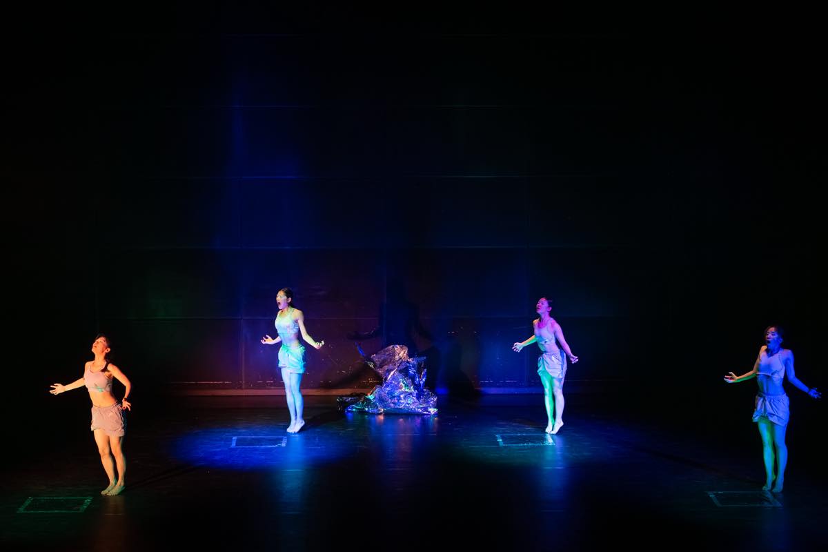 Dance Base Yokohama Wings 『R/evolution(s)』2025年愛知芸術劇場での初演の舞台&copy;Ethan Volberg　写真提供：Dance Base Yokohama
