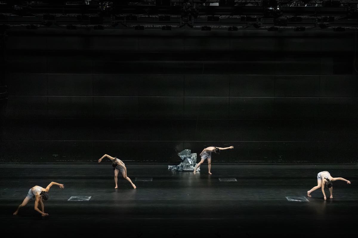 Dance Base Yokohama Wings 『R/evolution(s)』2025年愛知芸術劇場での初演の舞台&copy;Ethan Volberg　写真提供：Dance Base Yokohama