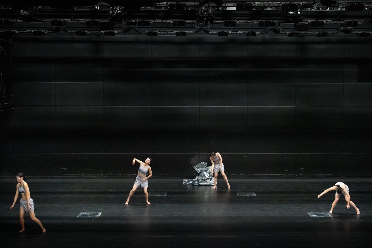 Dance Base Yokohama Wings 『R/evolution(s)』2025年愛知芸術劇場での初演の舞台&copy;Ethan Volberg　写真提供：Dance Base Yokohama