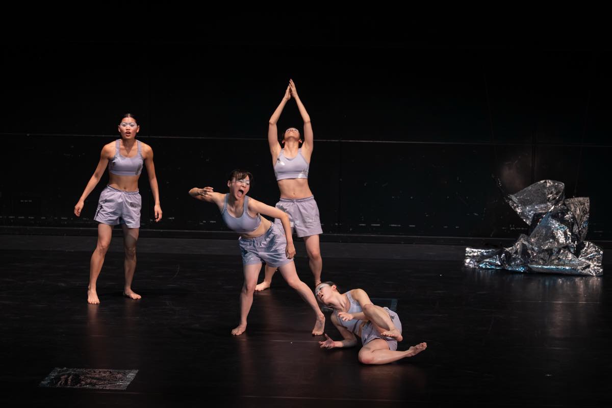 Dance Base Yokohama Wings 『R/evolution(s)』2025年愛知芸術劇場での初演の舞台&copy;Ethan Volberg　写真提供：Dance Base Yokohama