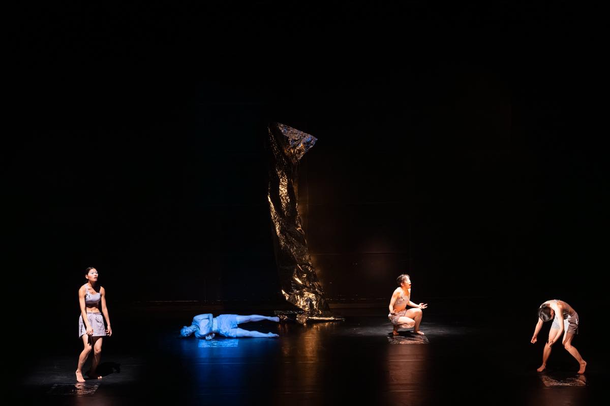 Dance Base Yokohama Wings 『R/evolution(s)』2025年愛知芸術劇場での初演の舞台&copy;Ethan Volberg　写真提供：Dance Base Yokohama