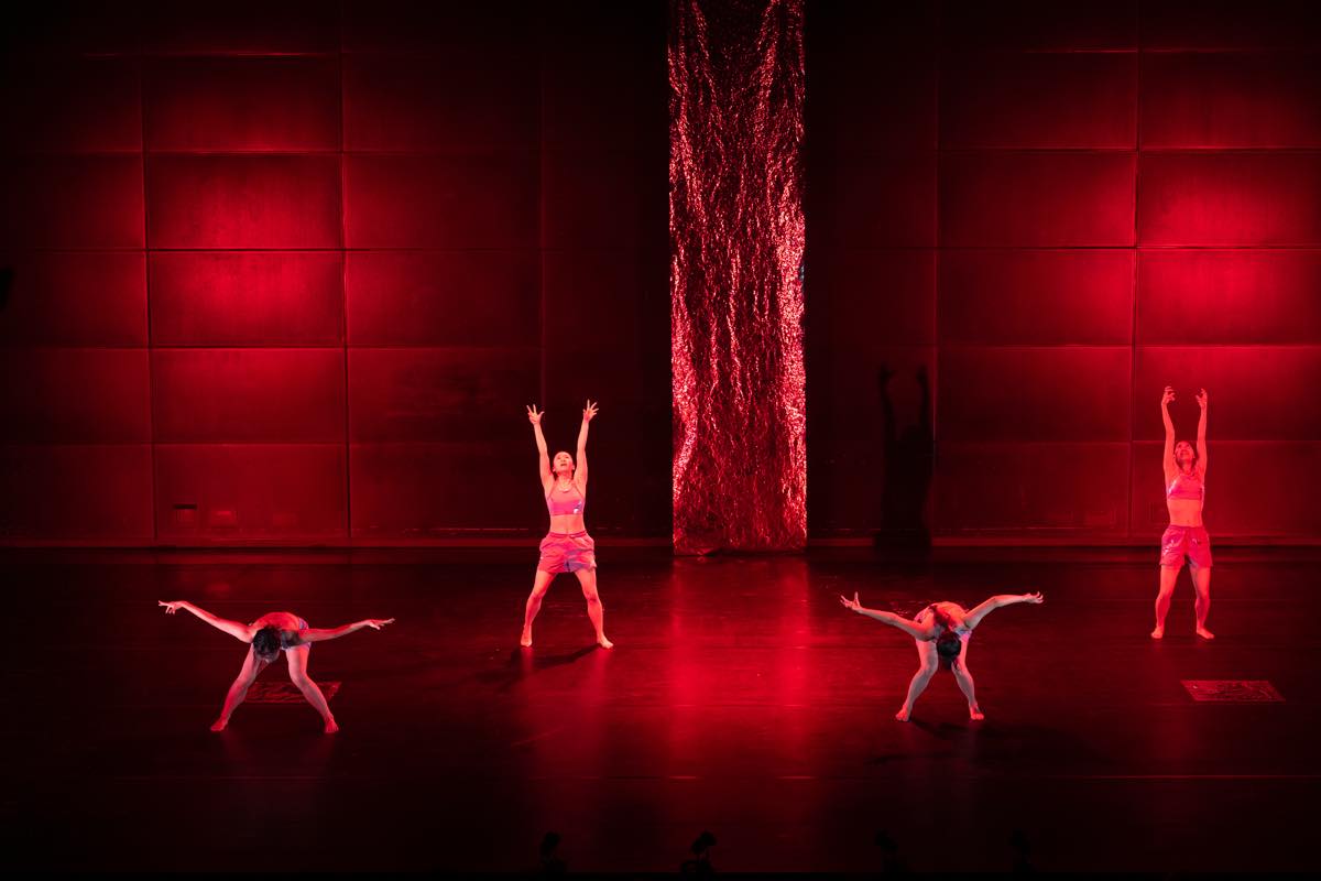 Dance Base Yokohama Wings 『R/evolution(s)』2025年愛知芸術劇場での初演の舞台&copy;Ethan Volberg　写真提供：Dance Base Yokohama