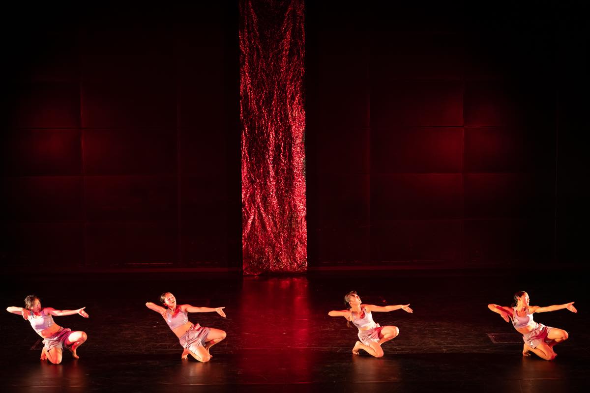 Dance Base Yokohama Wings 『R/evolution(s)』2025年愛知芸術劇場での初演の舞台&copy;Ethan Volberg　写真提供：Dance Base Yokohama