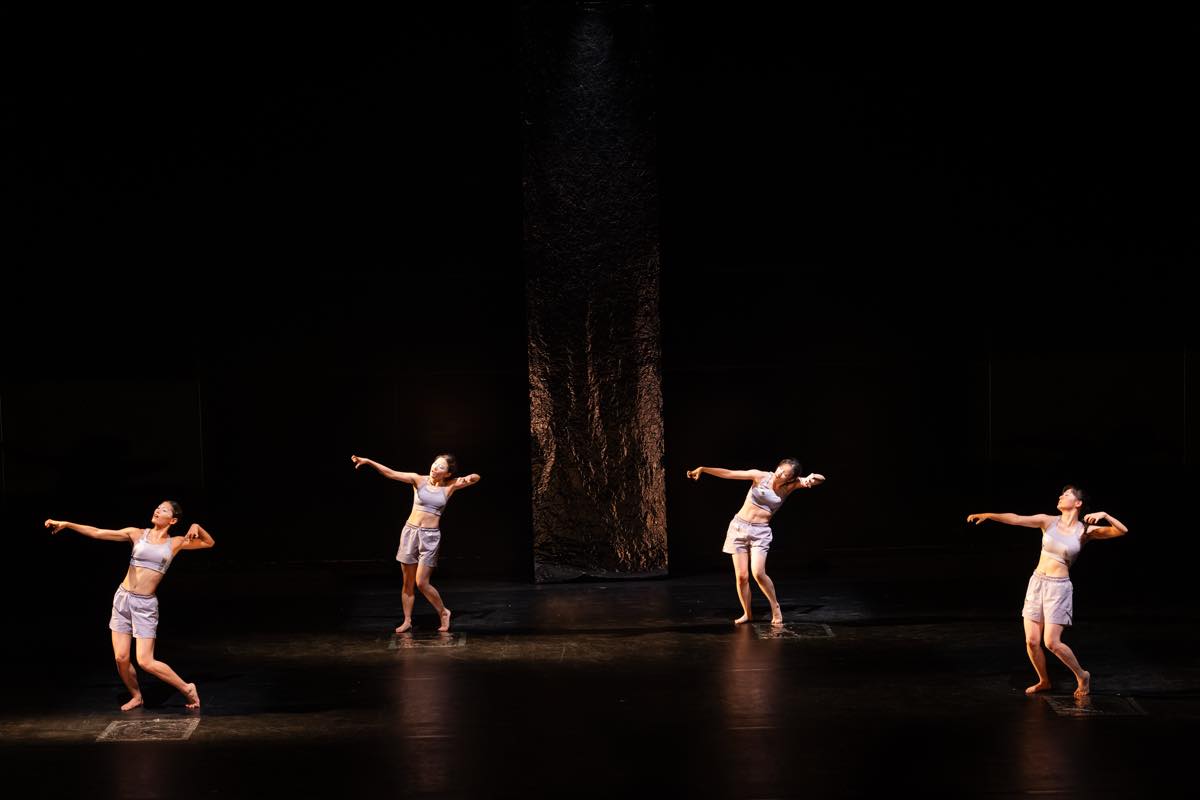 Dance Base Yokohama Wings 『R/evolution(s)』2025年愛知芸術劇場での初演の舞台&copy;Ethan Volberg　写真提供：Dance Base Yokohama