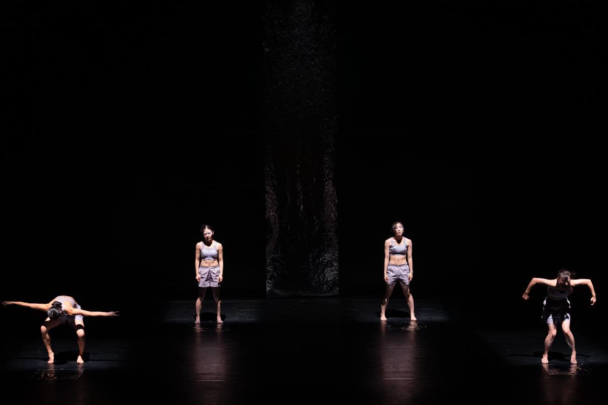 Dance Base Yokohama Wings 『R/evolution(s)』2025年愛知芸術劇場での初演の舞台&copy;Ethan Volberg　写真提供：Dance Base Yokohama