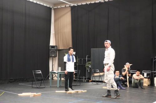 『長生炭鉱──生きたかった』稽古場風景より、坑道に閉じ込められた炭鉱夫たちのシーン