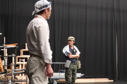 『長生炭鉱──生きたかった』稽古場風景より、坑道に閉じ込められた炭鉱夫たちのシーン